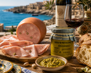     Pesto di Pistacchio mit Mortadella und italienischen Antipasti am Meer – sizilianische Delikatessen und Pistaziencreme