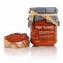     Pesto Trapanese aus Sizilien im Glas mit Bruschetta und mediterranem italienischem Aufstrich auf weißem Hintergrund
