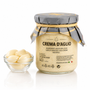     Italienische Crema d’Aglio aus Sizilien 180 g mit frischem Knoblauch auf weißem Hintergrund