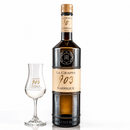 La Grappa 903 Barrique mit elegantem Grappa-Glas auf weißem Hintergrund – italienischer Premium Grappa aus dem Holzfass mit Spiegelung im Studio-Stil