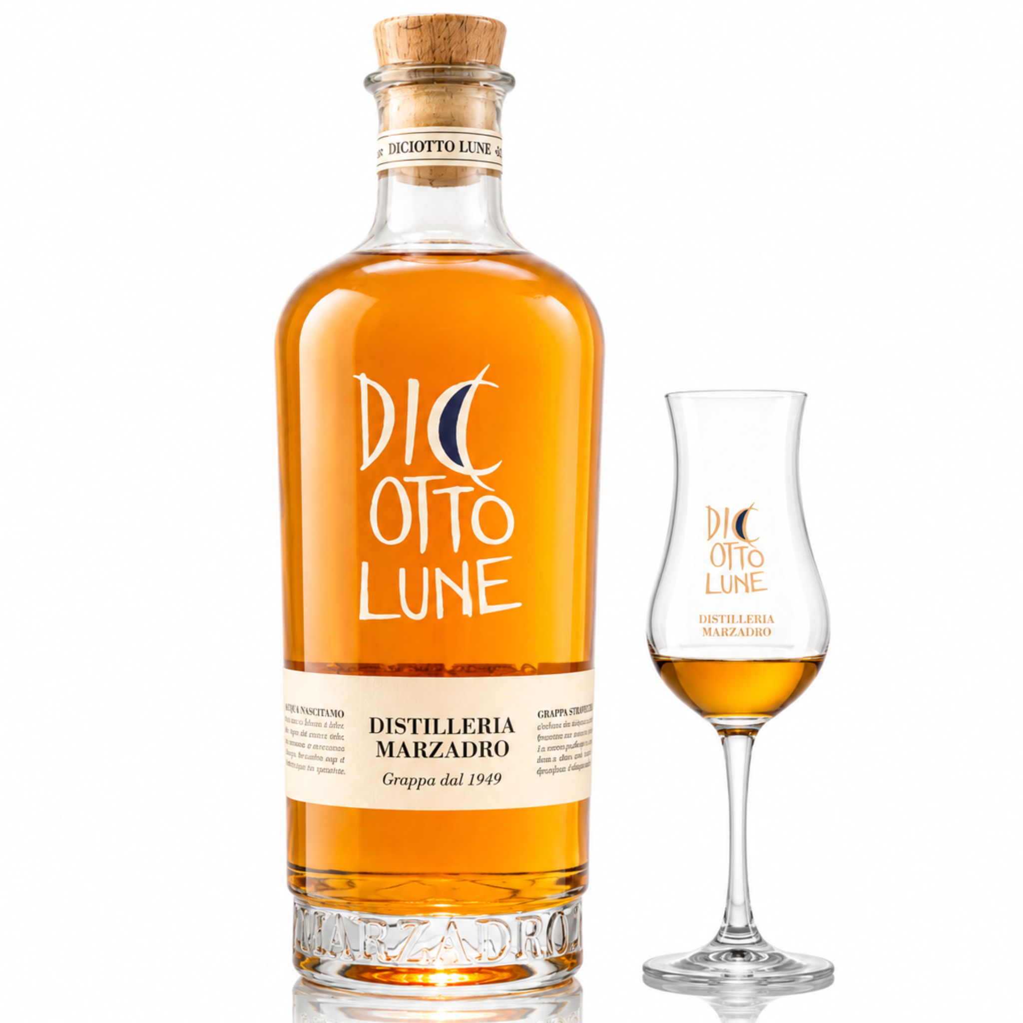     Diciotto Lune Grappa Riserva von Marzadro mit elegantem Grappa-Glas – italienischer Barrique Grappa auf weißem Hintergrund
