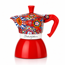 Italienische Kaffeemaschine Bialetti rot Dolce Gabbana 4 Tassen auf Herd mit heißem Espresso