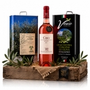 Italienisches Olivenöl Geschenkset mit zwei Premium-Olivenölen aus Italien und Cirò Rosato DOC aus Kalabrien auf rustikalem Holztablett 🇮🇹