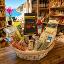 Italienischer Geschenkkorb „Vacanza in Italia“ mit Aperol, Lemon Spritz, italienischem Kaffee, Pasta, Antipasti und Spezialitäten aus Kalabrien & Sizilien in rustikalem Boutique-Stil 🇮🇹