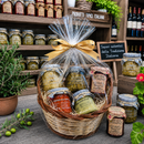 Mediterrane Antipasti Platte mit Artischocken, grünen Oliven, sonnengetrockneten Tomaten, italienischem Weißwein, Prosecco und Pistazien-Tiramisu im Bella Italia Store Stil