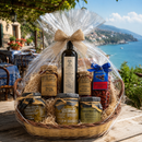 Italienischer Feinkost Geschenkkorb mit transparenter Geschenkfolie, rustikaler Juteschleife und mediterranen Spezialitäten am Meer