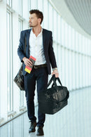 Mann mit schwarzer Leder Reisetasche im Business Look