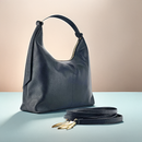 Italienische Damen Schultertasche aus schwarzem Echtleder mit abnehmbarem Schulterriemen, stilvoll präsentiert vor sanftem Farbverlauf-Hintergrund im Studio