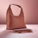 Italienische Damen Schultertasche aus rotem Echtleder mit abnehmbarem Schulterriemen, stilvoll präsentiert vor sanftem Farbverlauf-Hintergrund im Studio
