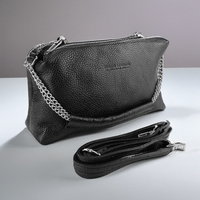 Italienische Damen Handtasche aus schwarzem Echtleder mit silberner Kette und verstellbarem Lederriemen – stilvolle Umhängetasche, Made in Italy