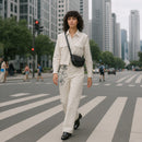 Stilvolle Frau mit italienischer Umhängetasche Echtleder Schwarz auf der Straße – Fashion Look