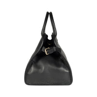 Italienische Damen Handtasche aus Echtleder – Modell Frida in Schwarz. Elegante Henkeltasche mit goldfarbenen Metall-Details, hochwertig handgefertigt in Italien.