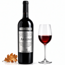 Artino Calabria Rosso 2022 Rotwein mit Weinglas und herbstlichem Eichenblatt