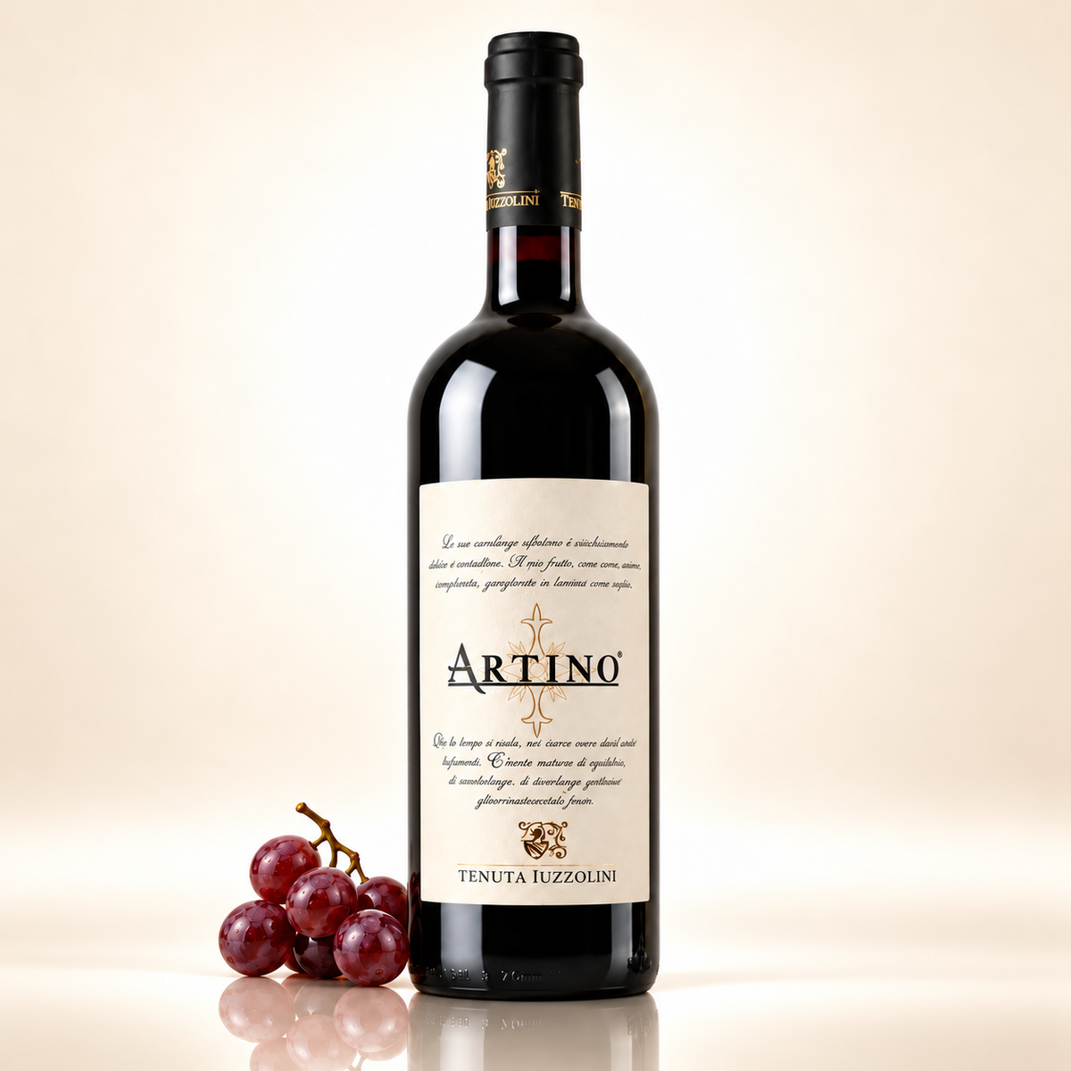 Artino Rosso IGT 2024 Rotwein aus Kalabrien – 750 ml – mit roten Trauben auf cremefarbenem Hintergrund mit Spiegelung