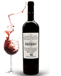 Artino Rosso 2023 – Italienischer Rotwein mit intensiver Farbe, serviert im Glas mit spritzendem Effekt – exklusiv bei Bella Italia Store