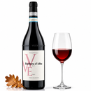 Barbera d'Alba DOC 2022 Rotwein mit Weinglas und herbstlichem Eichenblatt