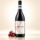 Barbera d'Alba DOC 2022 kaufen – 750 ml – mit roten Trauben auf cremefarbenem Hintergrund mit Spiegelung