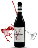 Barbera d'Alba DOC Rotweinflasche mit spektakulärem Weinsplash und umgekipptem Glas – kräftiger italienischer Rotwein aus dem Piemont, jetzt online kaufen bei Bella Italia Store
