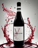 Barbera d'Alba DOC von Vinum Vitae mit elegantem Weinsplash im modernen 3D-Stil – italienischer Qualitätswein aus dem Piemont, perfekt für Fleischgerichte, online erhältlich bei Bella Italia Store
