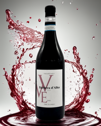 Barbera d'Alba DOC von Vinum Vitae mit elegantem Weinsplash im modernen 3D-Stil – italienischer Qualitätswein aus dem Piemont, perfekt für Fleischgerichte, online erhältlich bei Bella Italia Store
