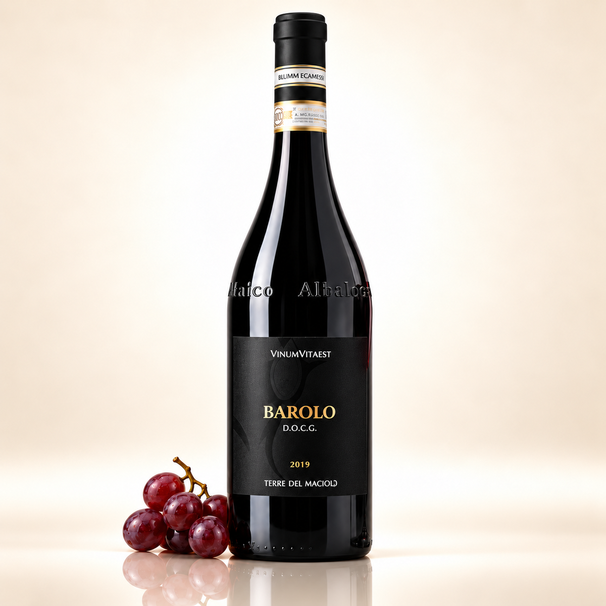 Barolo D.O.C.G. Vinum VitaeEst 2019 – 750 ml – mit roten Trauben auf cremefarbenem Hintergrund mit Spiegelung