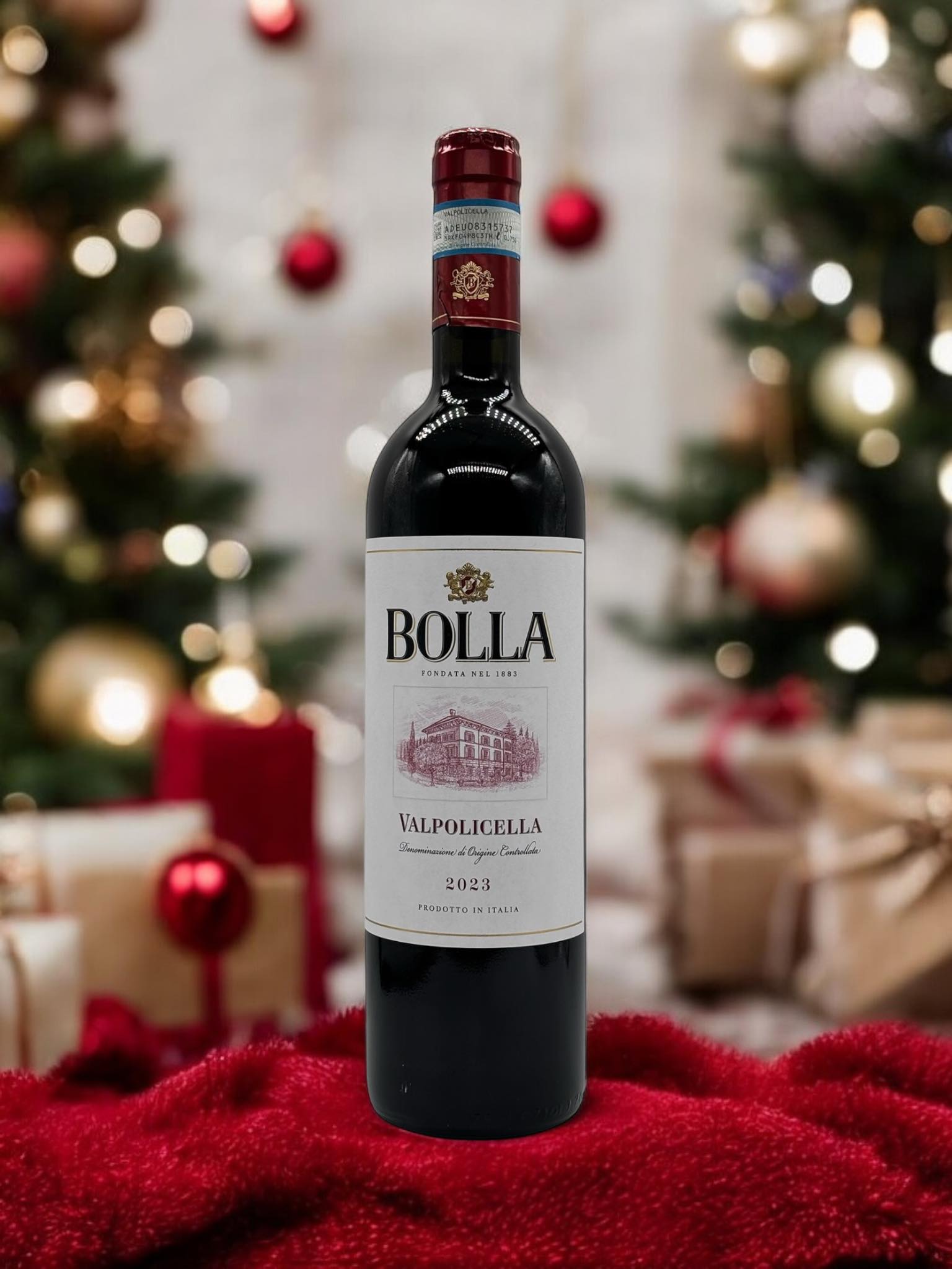 Bolla Valpolicella DOC 2023 – Italienischer Rotwein, perfekt präsentiert mit weihnachtlicher Dekoration, ideal für festliche Anlässe