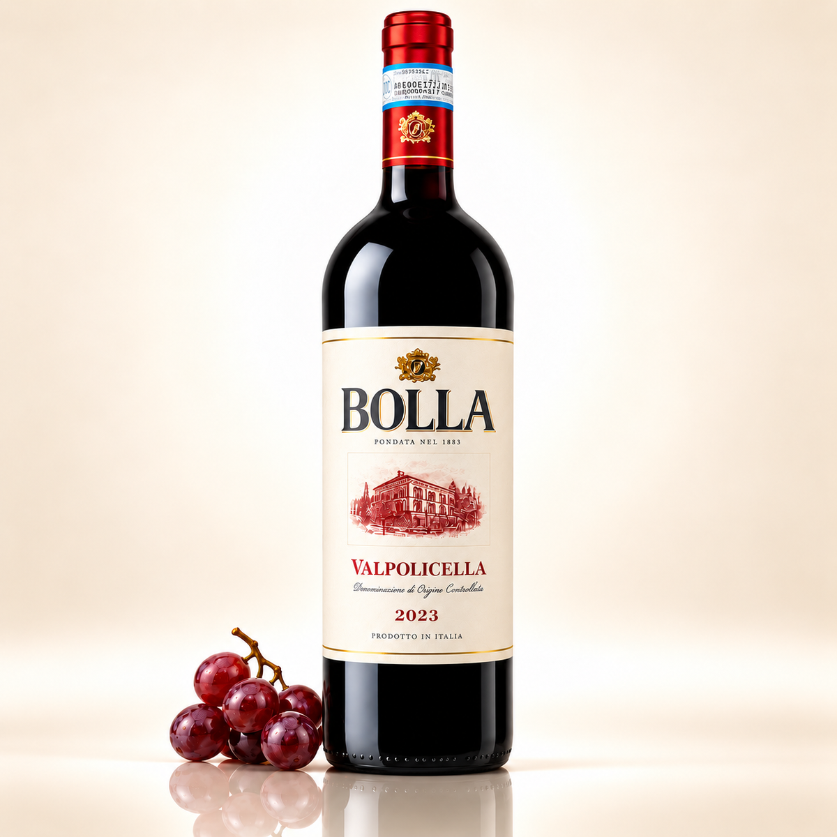 Bolla Valpolicella DOC 2023 – Italienischer Rotwein mit Tradition – 750 ml – mit roten Trauben auf cremefarbenem Hintergrund mit Spiegelung
