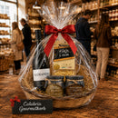 Calabria Gourmetkorb mit Muranera Rotwein, Fileja Pasta und italienischen Antipasti in Folie mit roter Schleife