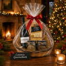 Calabria Gourmetkorb als Weihnachtsgeschenk mit Rotwein, Pasta und Antipasti vor Weihnachtsbaum und Kamin