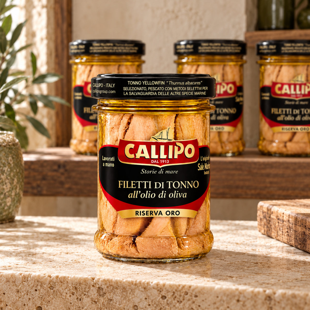 Callipo Riserva Oro Thunfischfilets in einer rustikalen italienischen Feinkostboutique