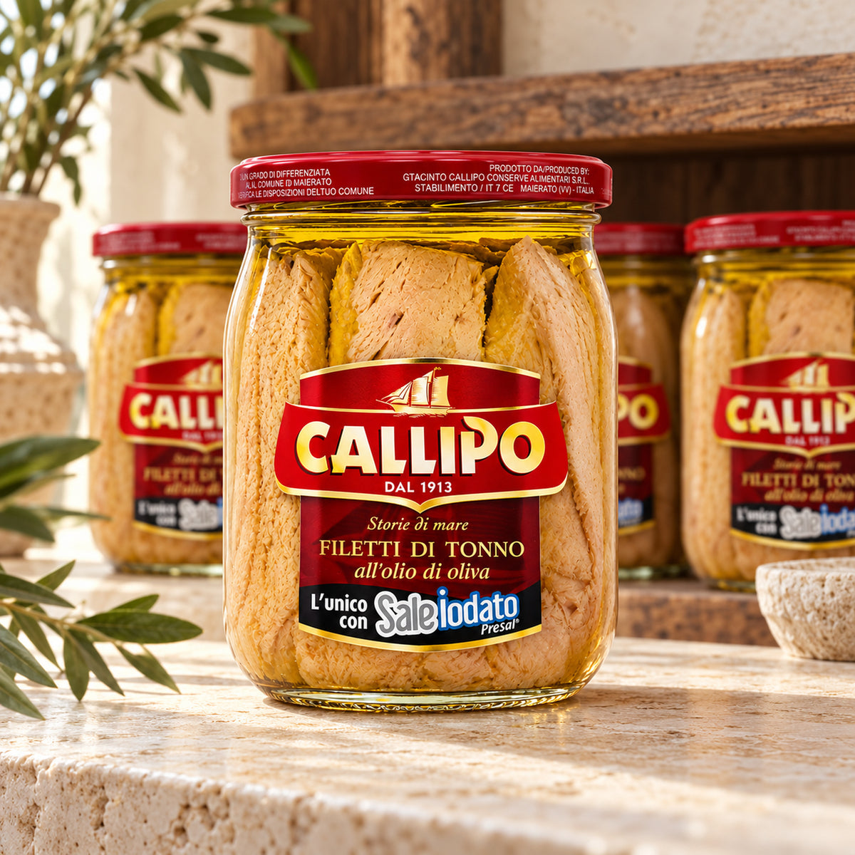Callipo Thunfischfilets im großen Glas in einer rustikalen italienischen Feinkostboutique
