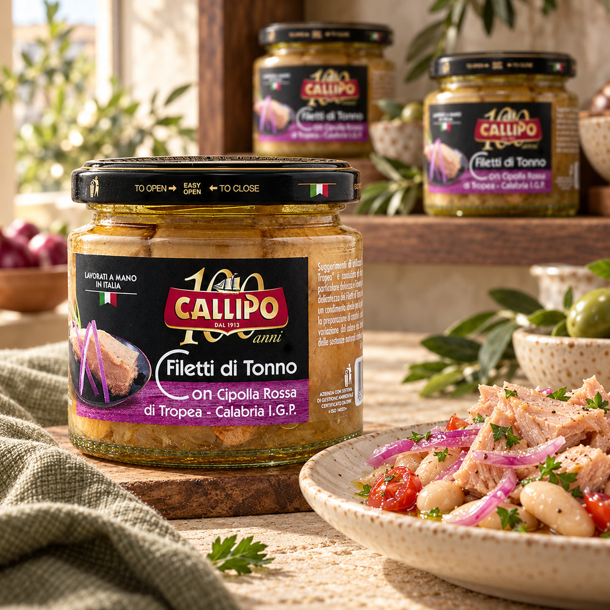 Callipo Thunfisch mit Tropea-Zwiebeln in einer rustikalen italienischen Feinkostboutique