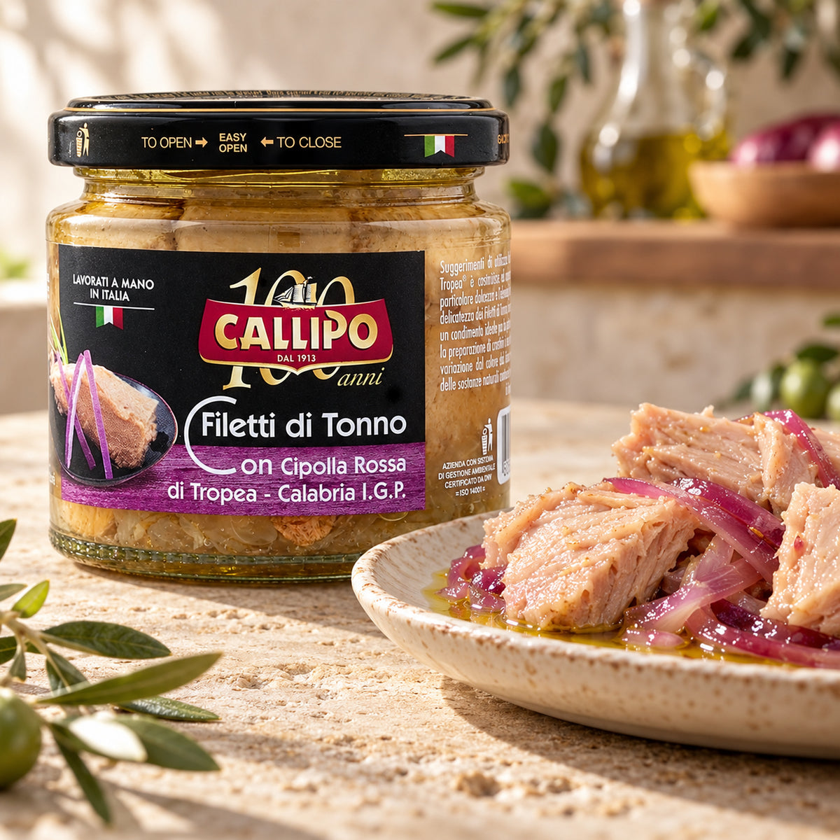 Callipo Thunfisch mit Tropea-Zwiebeln als Serviervorschlag auf einem Keramikteller
