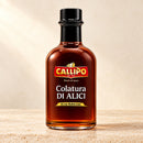Callipo Colatura di Alici in der Flasche auf hellem cremefarbenem Hintergrund