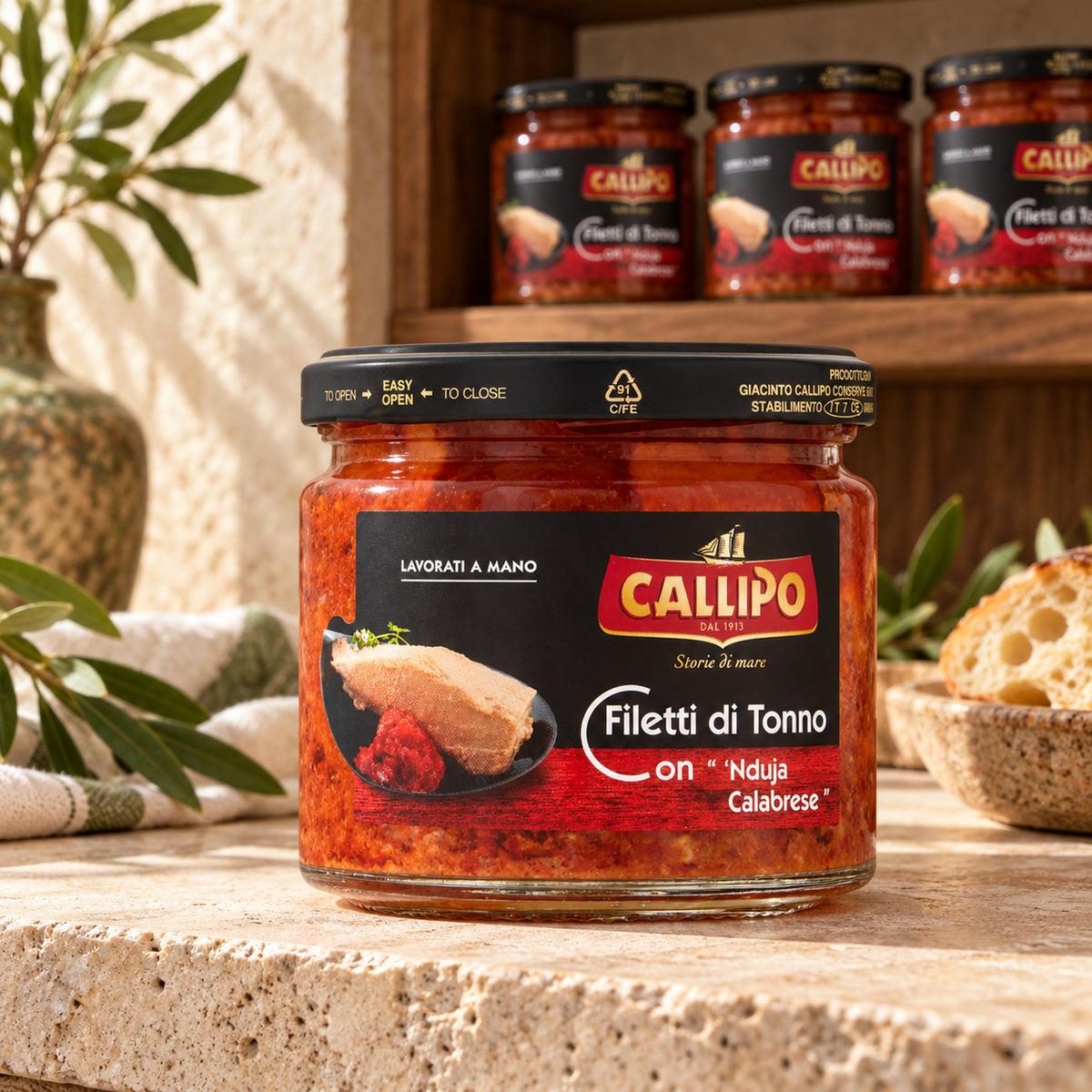 Callipo Thunfisch mit ’Nduja in einer rustikalen italienischen Feinkostboutique
