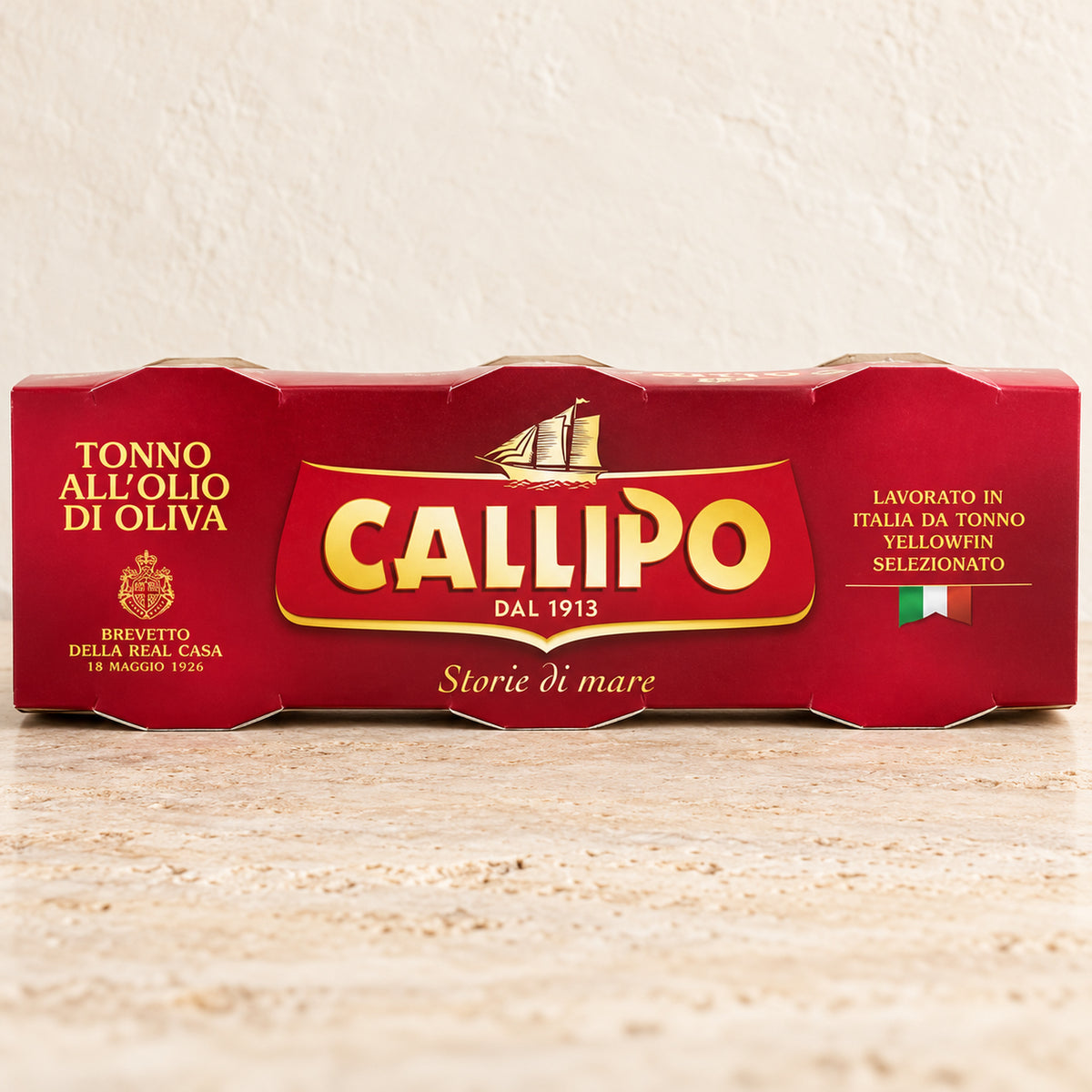 Callipo Thunfisch in Olivenöl im roten 3er-Pack auf cremefarbenem Travertin
