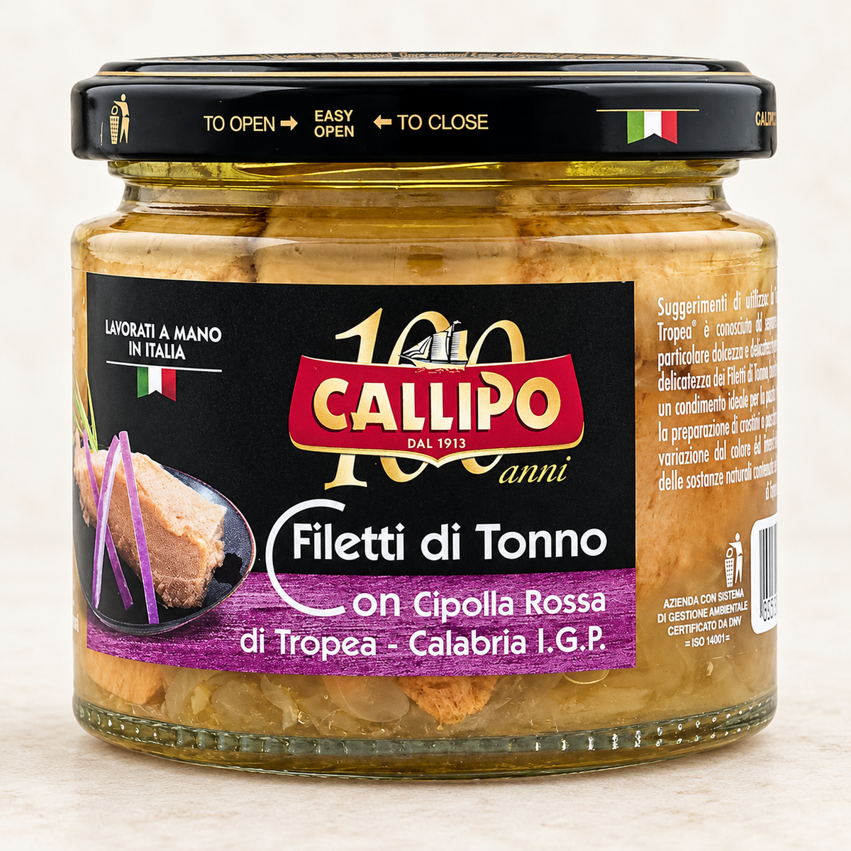 Callipo Thunfisch mit Tropea-Zwiebeln im Glas auf hellem cremefarbenem Hintergrund