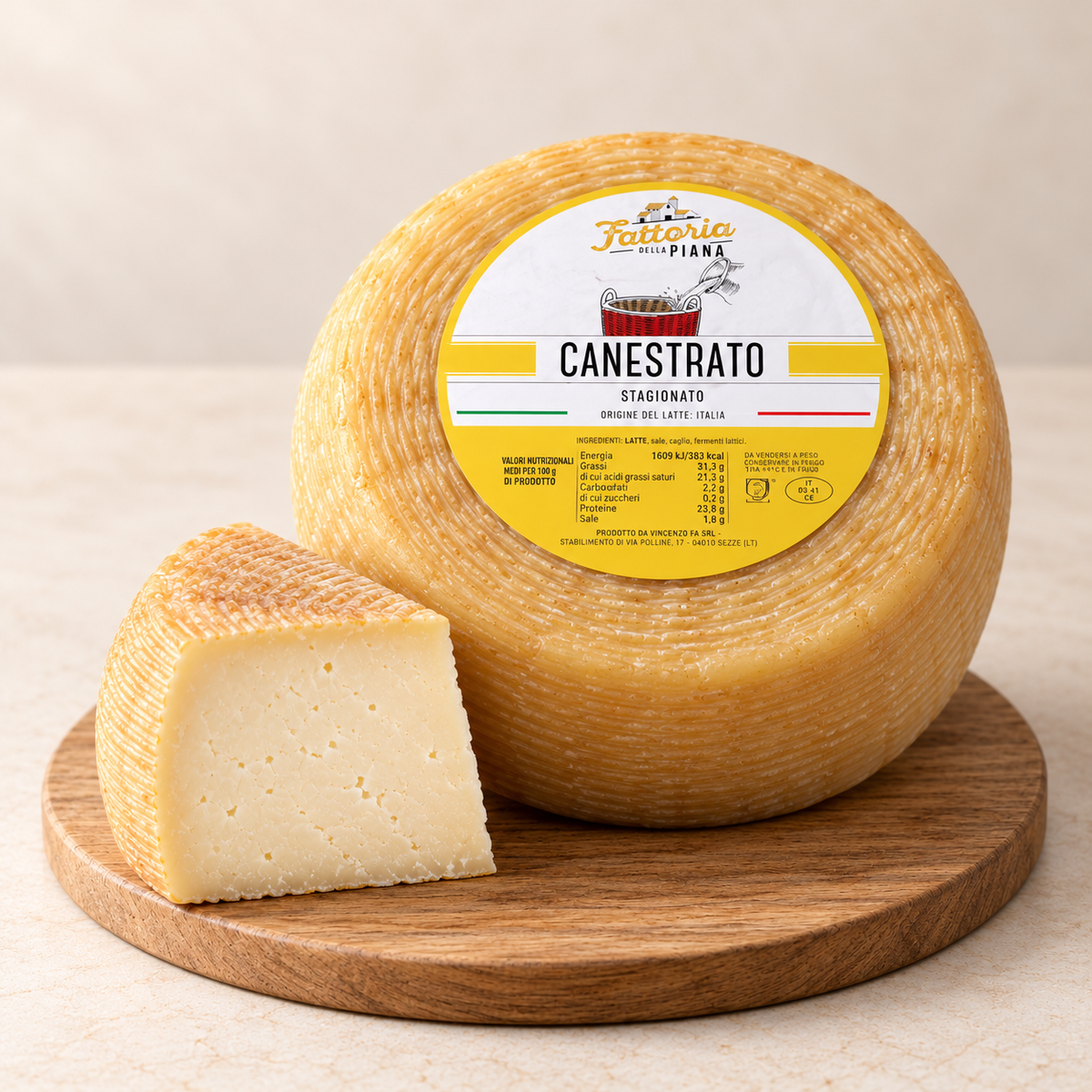 Canestrato della Piana: ganzer Käse und angeschnittenes Stück auf Holz. Verkaufseinheit 300 g.