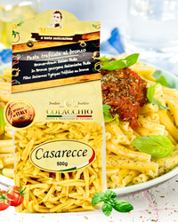 Casarecce Pasta – original italienische Teigwaren im Beutel und serviert mit würziger Tomatensauce und frischem Basilikum, ideal für mediterrane Gerichte