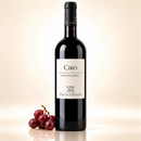 Cirò Rosso Classico DOC 2023 kaufen Tenuta Iuzzolini – 750 ml – mit roten Trauben auf cremefarbenem Hintergrund mit Spiegelung