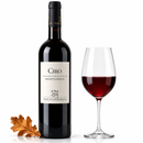 Cirò Rosso Classico DOC 2023 Rotwein mit Weinglas und herbstlichem Eichenblatt