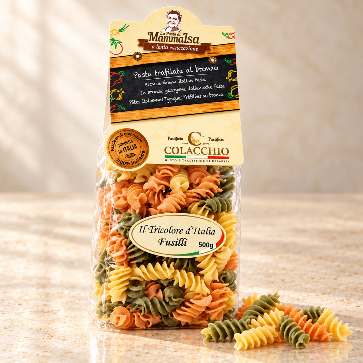 Fusilli Tricolore Colacchio Mamma Isa – Dreifarbige Pasta, 500 g – helle Produktaufnahme auf beigem Stein mit leicht seitlicher Perspektive