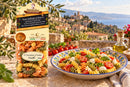 Fusilli tricolore alla caprese mit Colacchio Mamma Isa Pasta auf einer Terrasse in Kalabrien – Serviervorschlag