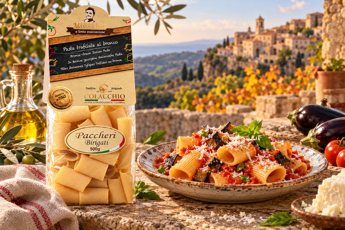 Paccheri con melanzane e ricotta salata mit Colacchio Mamma Isa Pasta auf einer Terrasse in Kalabrien – Serviervorschlag