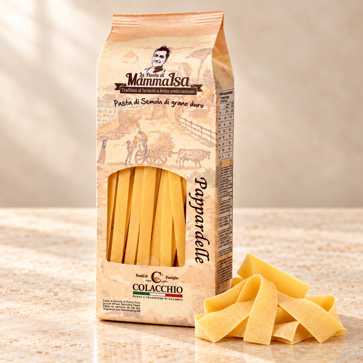 Pappardelle Colacchio Mamma Isa – Bronzegezogene Bandnudeln, 500 g – helle Produktaufnahme auf beigem Stein mit leicht seitlicher Perspektive