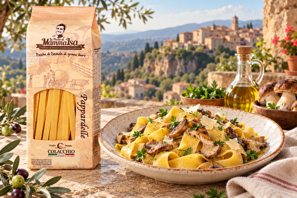 Pappardelle ai funghi mit Colacchio Mamma Isa Pasta auf einer Terrasse in Kalabrien – Serviervorschlag
