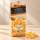 Penne Birigate Colacchio Mamma Isa – Bronzegezogene Pasta, 500 g – helle Produktaufnahme auf beigem Stein mit leicht seitlicher Perspektive