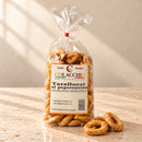 Tarallucci al Peperoncino Colacchio 250 g auf cremefarbenem Travertin – Premium-Produktansicht
