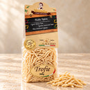 Trofie Colacchio Mamma Isa – Traditionelle Pasta aus Kalabrien, 500 g – helle Produktaufnahme auf beigem Stein mit leicht seitlicher Perspektive