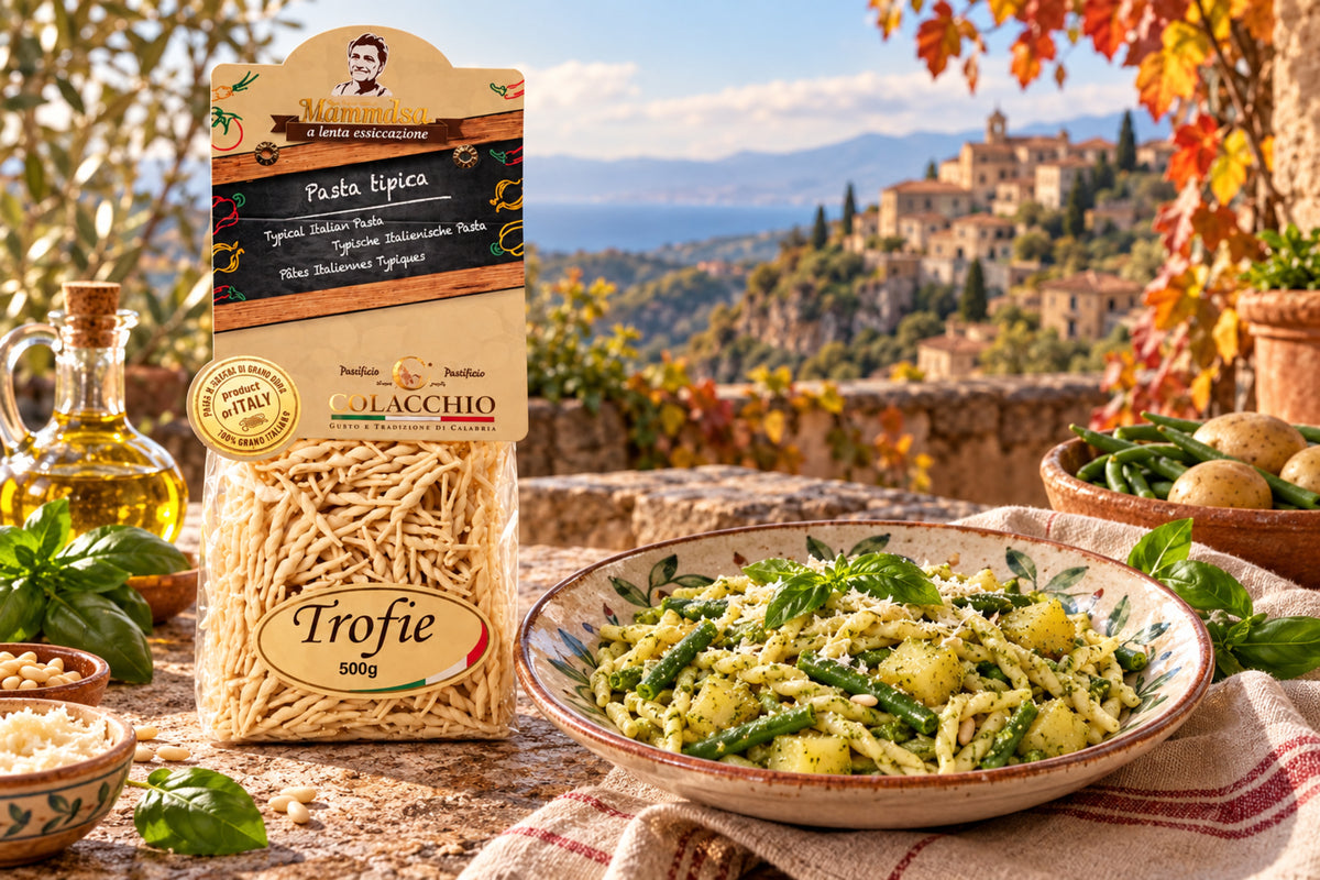 Trofie al pesto genovese mit Colacchio Mamma Isa Pasta auf einer Terrasse in Kalabrien – Serviervorschlag